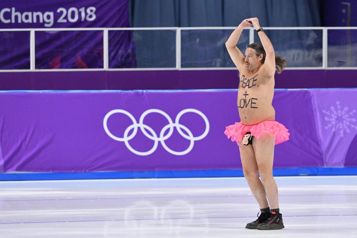 Tangás, tütüs, pocakos férfi bohóckodott a jégen az olimpián