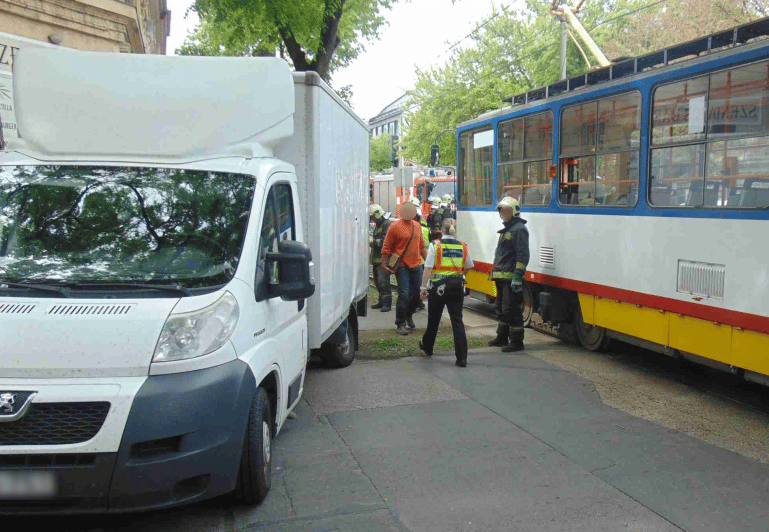 Nem szállhatott fel, baltával csapott a villamosba egy szegedi férfi