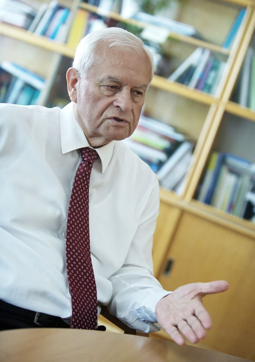 Harrach: szervezetten irányítják a migránsok mozgását