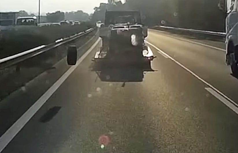 Videón, amint kiszakad a helyéről egy utánfutó kereke az M3-as autópályán
