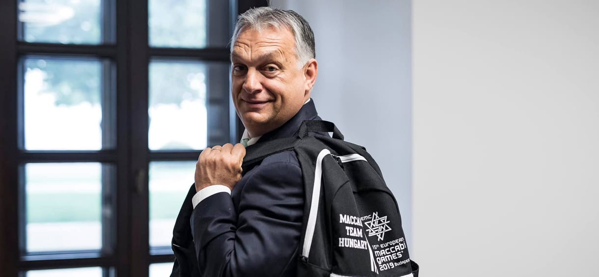 Megint egy fapados gépen fotózták le Orbán Viktort