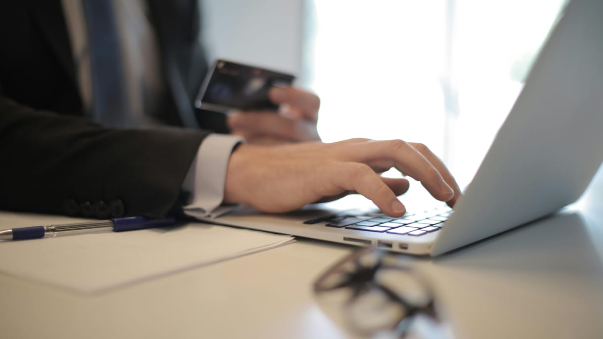 A magyar titkosszolgálatok is felfigyeltek a neonáci webshopból rendelő kormánypárti újságíróra