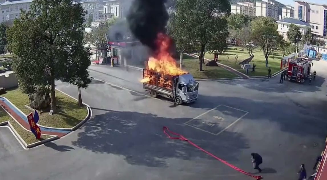 A tűzoltóságig robogott lángoló teherautójával egy sofőr Kínában