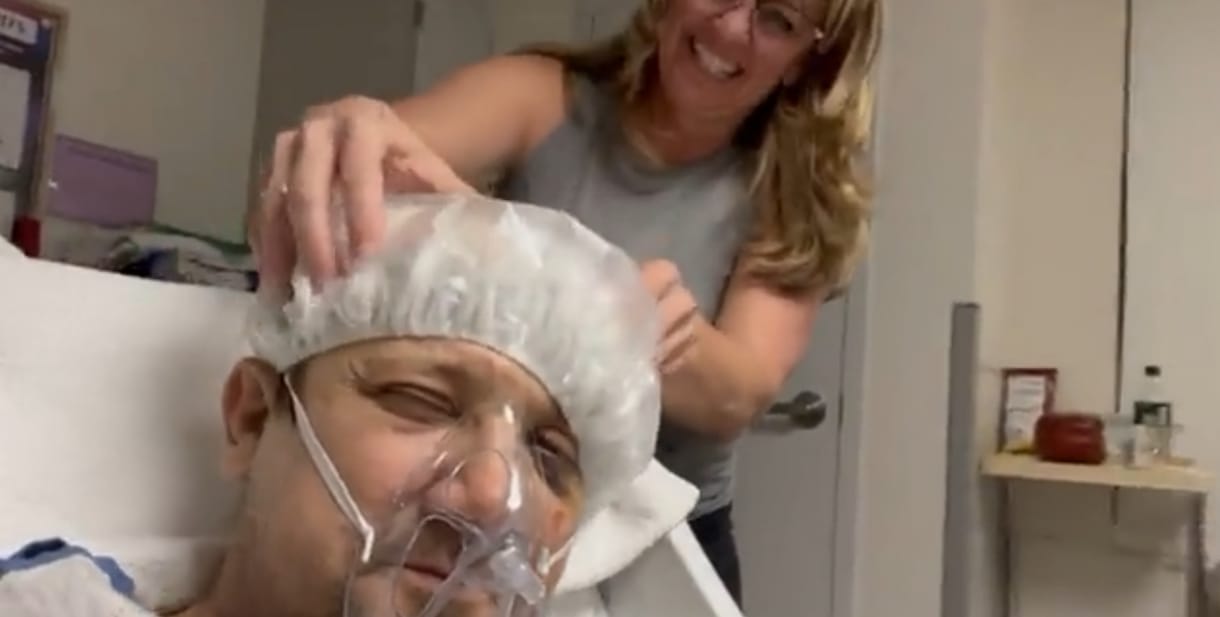 „Megjósolta” egy plakát Jeremy Renner balesetét, megváltoztatták