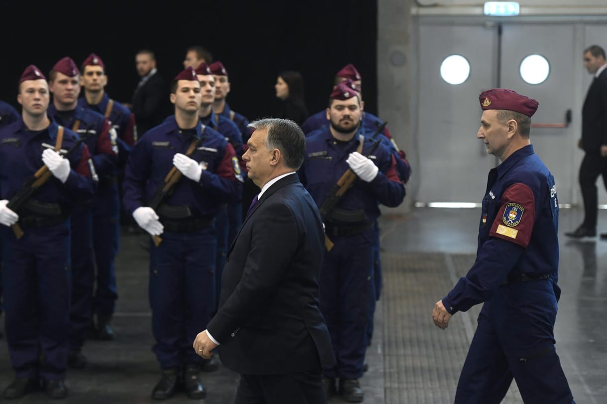 Orbán Brüsszelnek is odacsapott a határvadászok eskütételén
