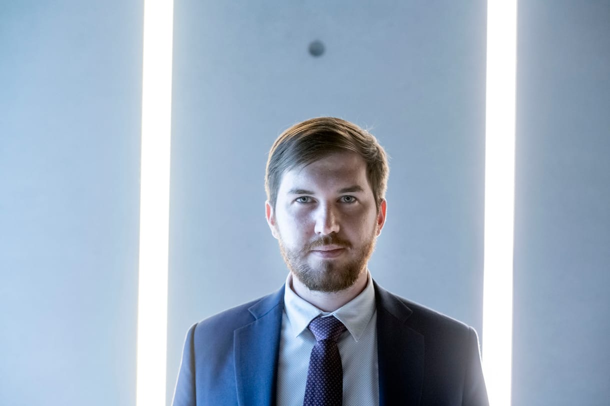 „Hú ezt elb*sztam” – mondta a Momentum elnöke a parlamenti felszólalása után