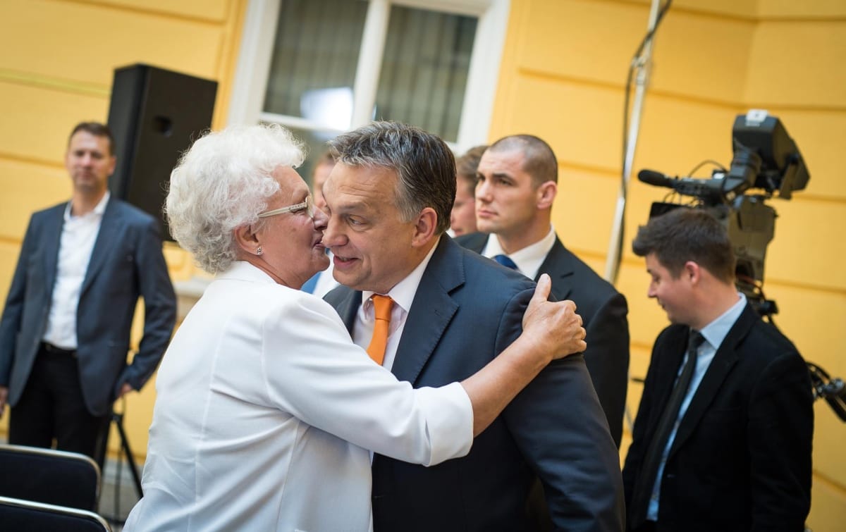 Anyjával közös képet posztolt Orbán Viktor az értékelőről