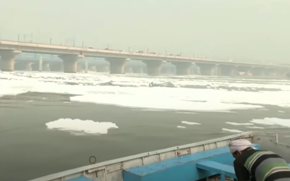 Videón, ahogy térdig érő, mérgező habban állnak hívek az indiai Jamuna folyóban