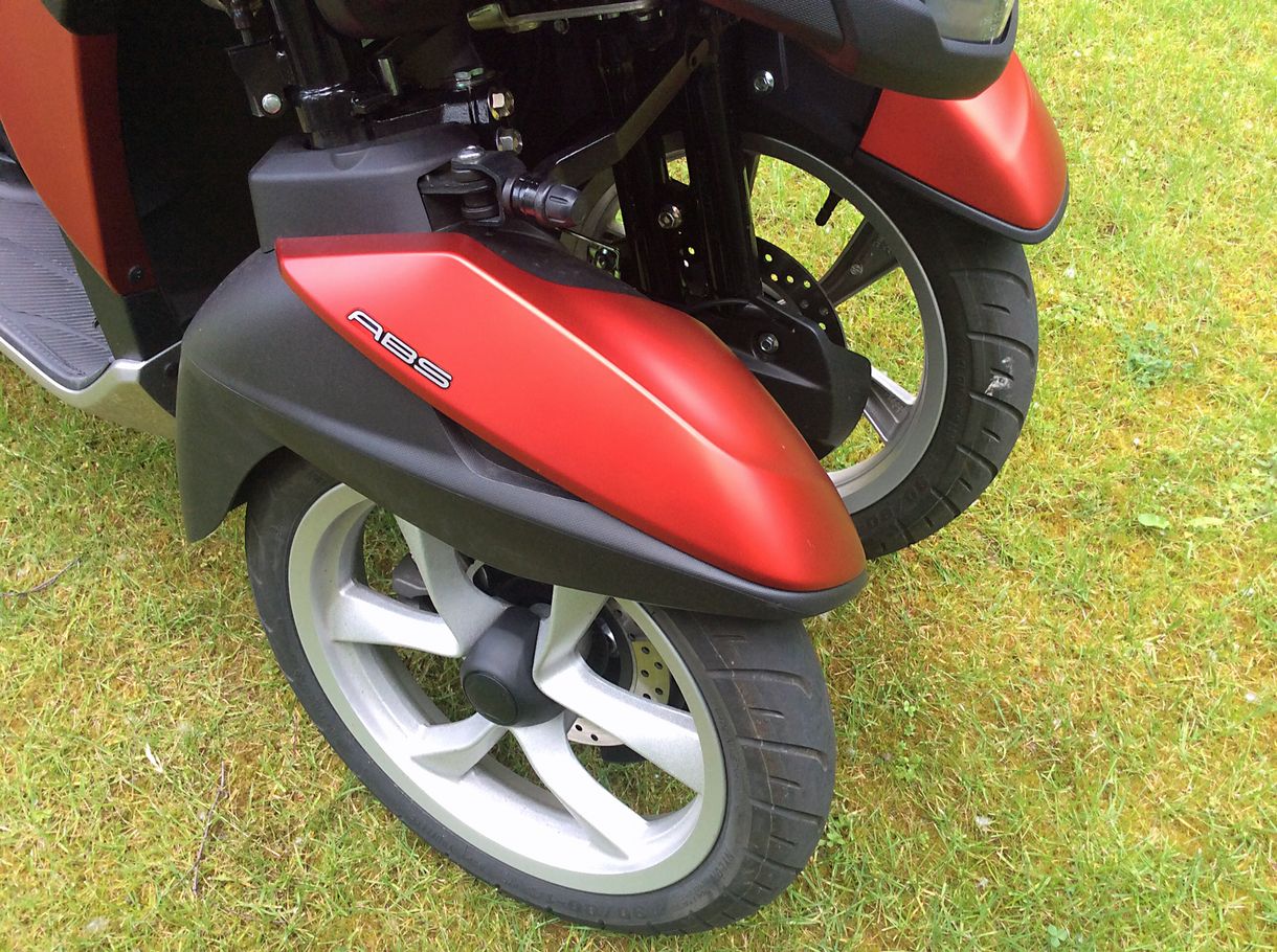 Egy kerékkel több van neki: Yamaha Tricity-teszt