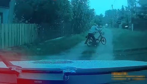 Ittasan dülöngélő mopedest üldöztek a rendőrök – videó