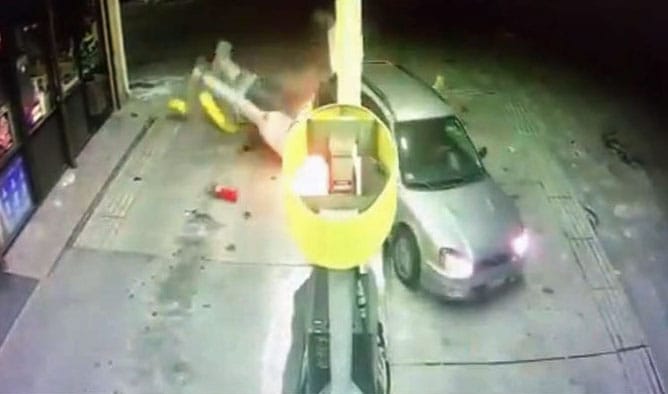 Csak közelebb akart tolatni a tankolóoszlophoz, de felgyújtotta az egészet – videó