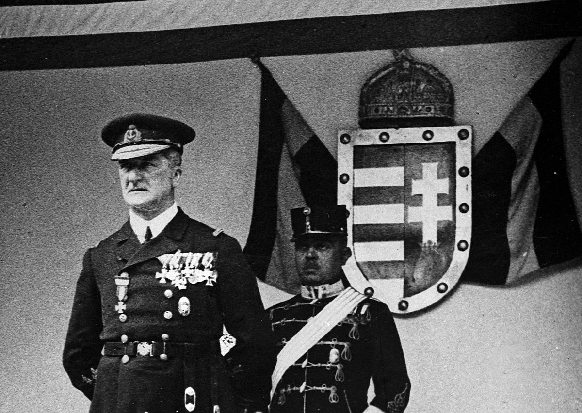 Amikor a jobb kéz még északkelet felé lendült