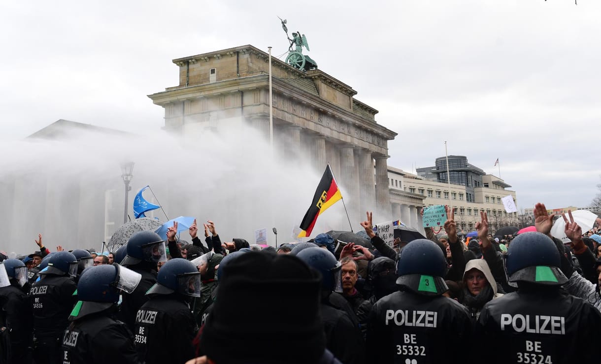 Hetvenhét rendőr sérült meg a korlátozások miatt szervezett tüntetésen Berlinben