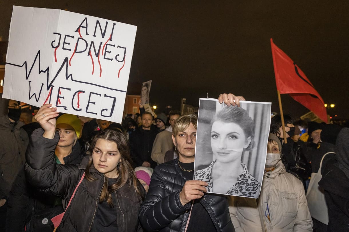 Az abortusztilalom miatt halt meg egy nő, hatalmas tüntetést tartottak az emlékére Varsóban