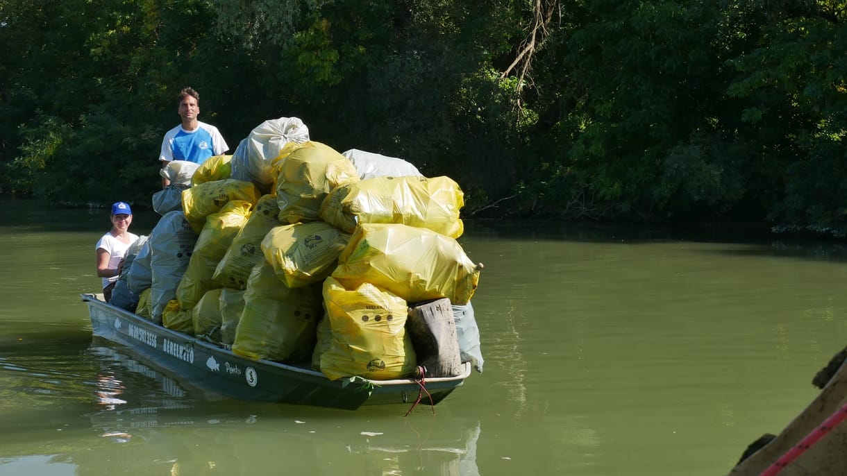 Soha ennyien nem készültek még tutajt építeni, hogy szemetet halásszanak a Tisza-tavon
