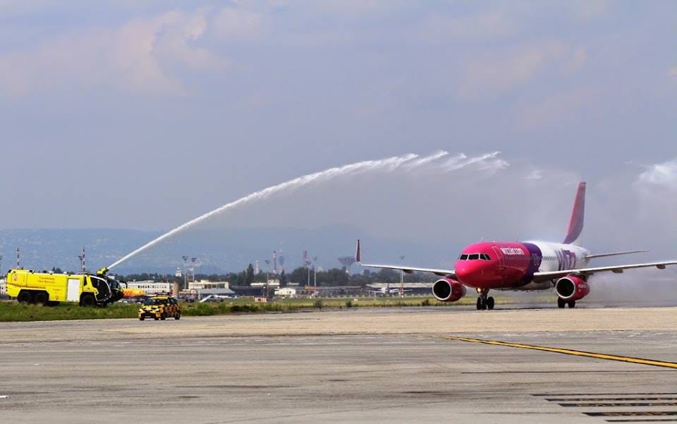 Fotók: Megérkezett Ferihegyre a Wizz Air aranygépe