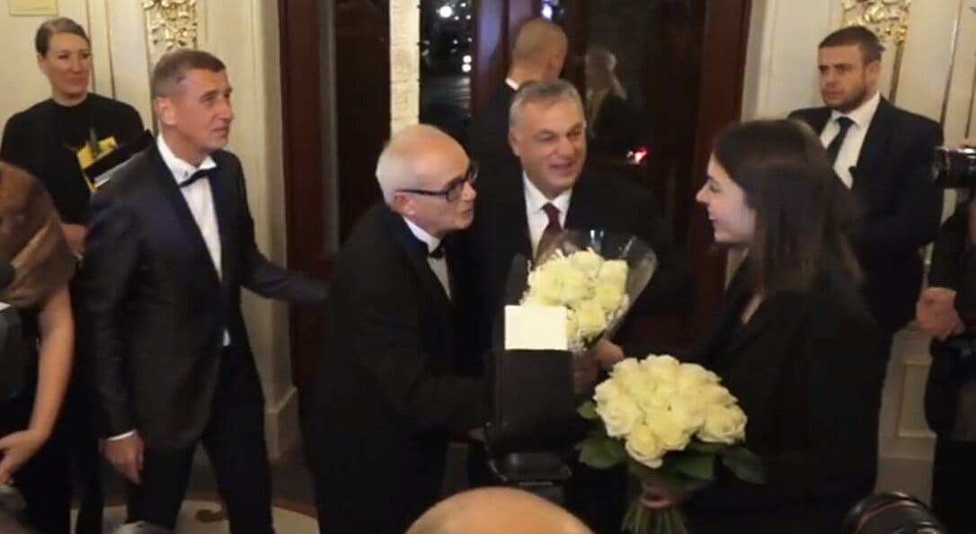 Kifütyülték Orbánt Prágában az operaház előtt – videó