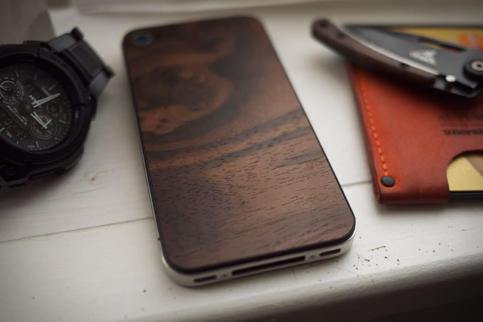 iPhone klasszicizmus, elegáns fa hátlappal