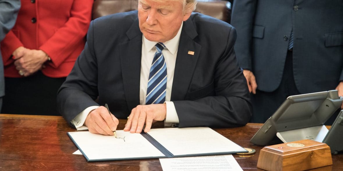 Biden megvált Trump kólarendelő gombjától