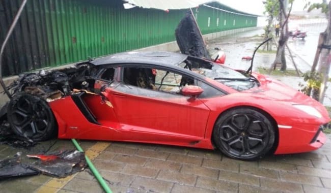 Pornósztárral enyelgő üzletember zúzott Lamborghinit Tajvanon – fotók