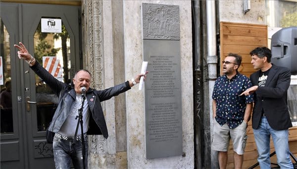 Felavatták a magyar migráns punk emléktábláját