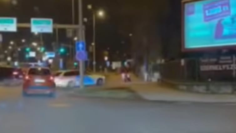 A járdán is üldözték a robogóst a rendőrök, aki nem akart megállni – videó