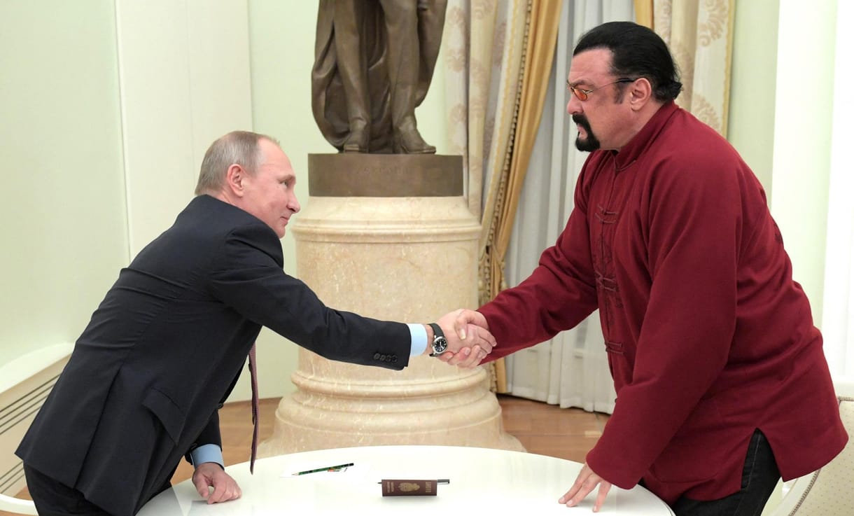 Tudja, mi a közös Steven Seagalban és Szijjártó Péterben?