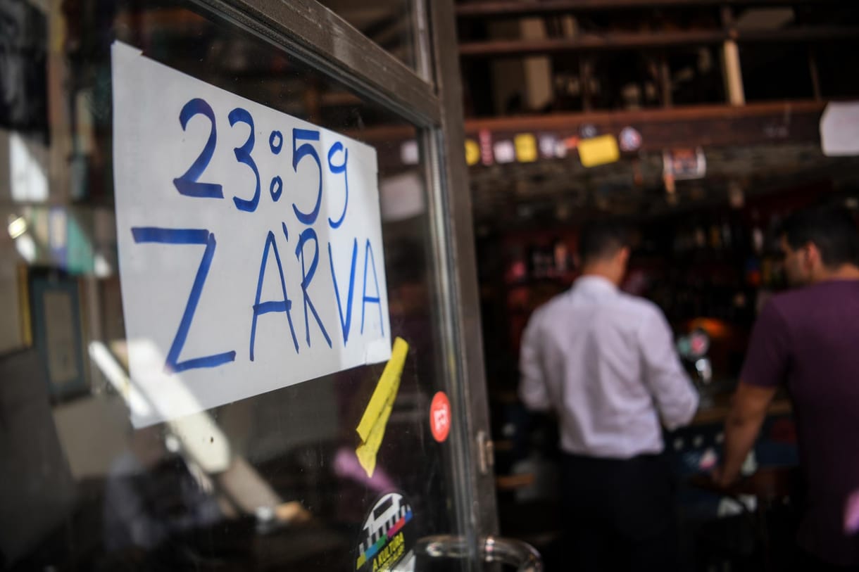 Éjféltől vége a bulinak: életbe lép a csendrendelet a VII. kerületben, sokan még engedély nélkül maradtak