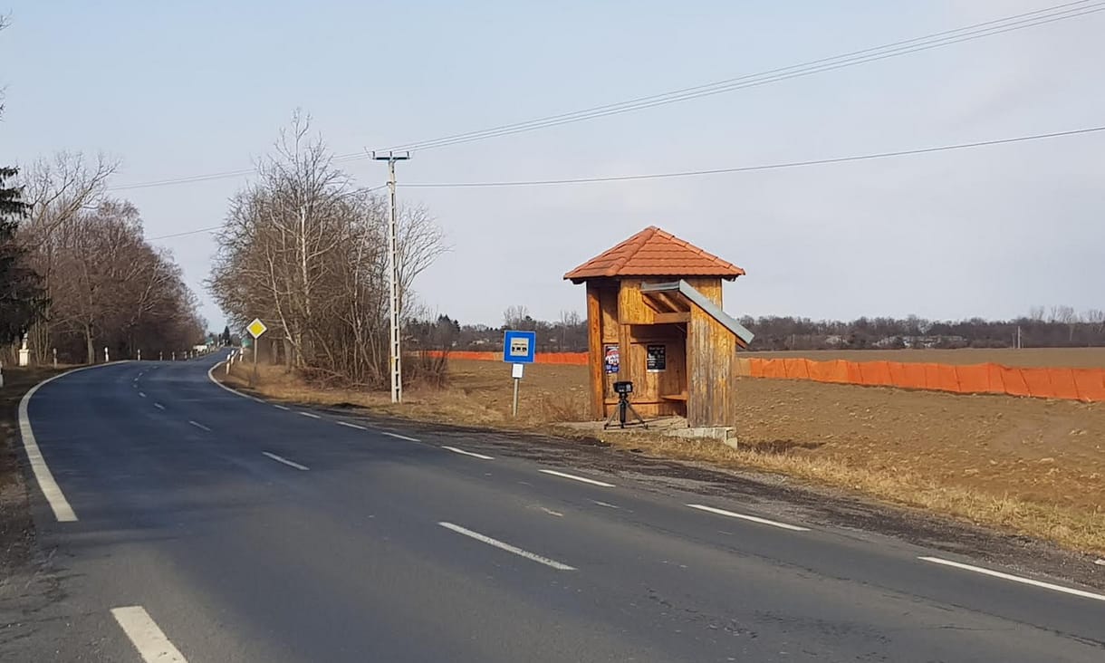 A nap fotója: a rendőrök azt ígérték nem bujkálnak traffipaxozáskor, erre tessék
