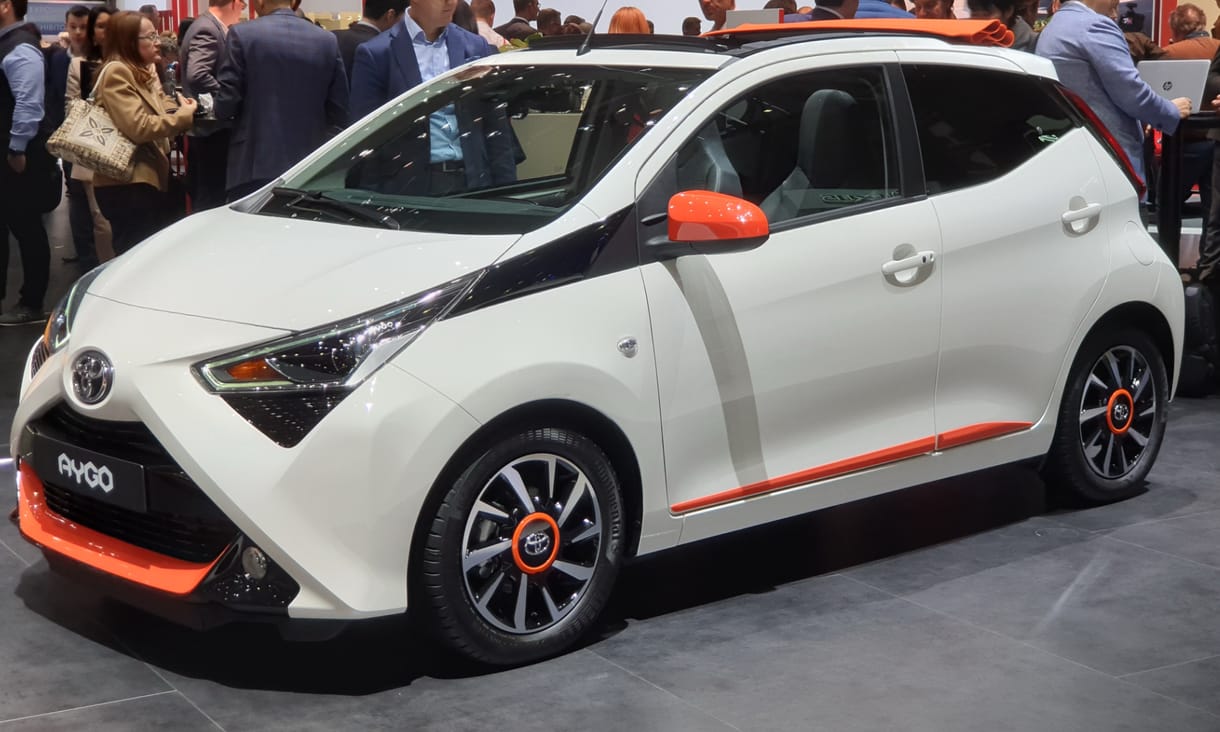 Színes vászontetőt kapott a Toyota városi kisautója