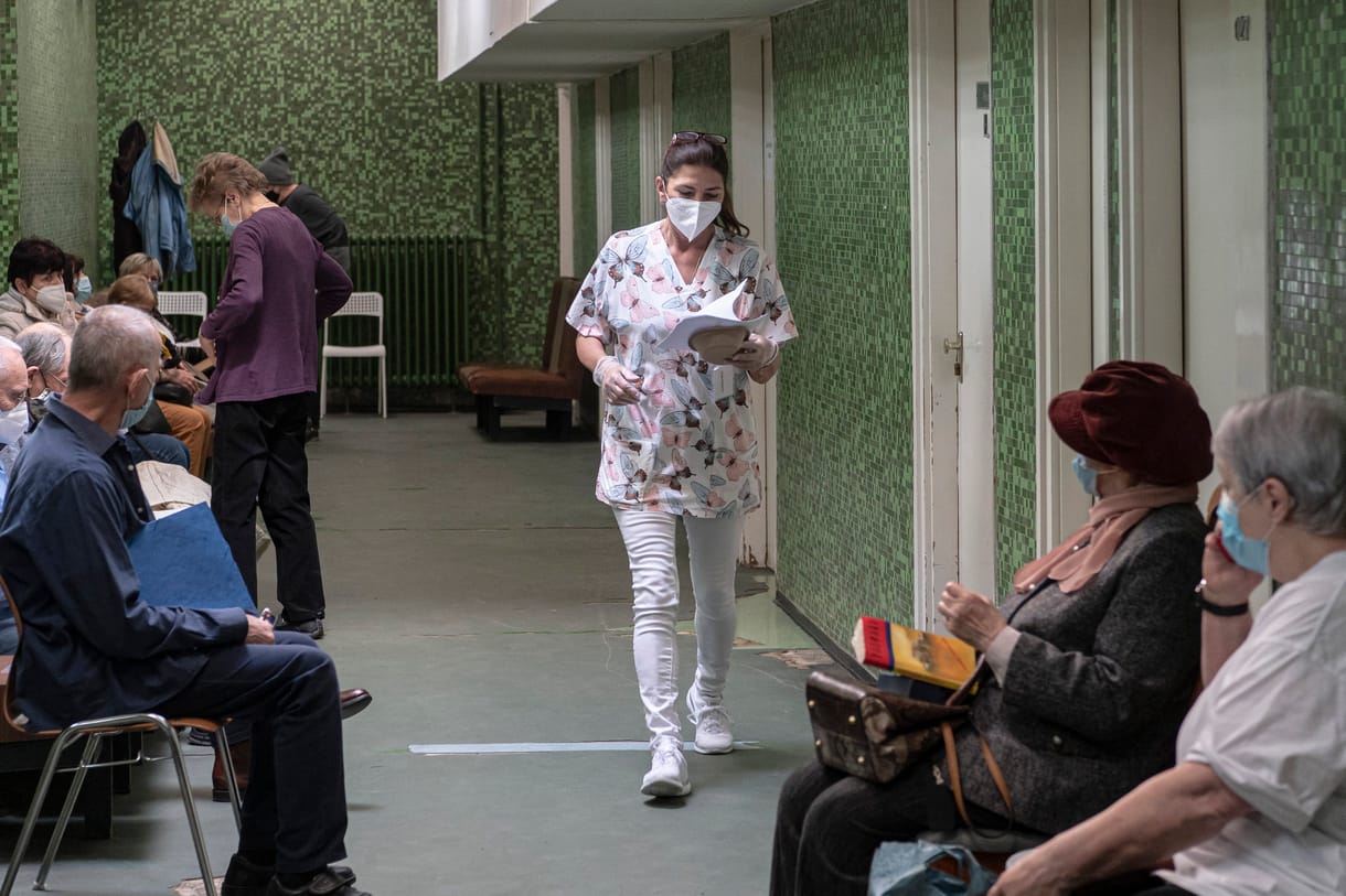 Népszava: Államosítanák a magyarországi járóbeteg-ellátást 