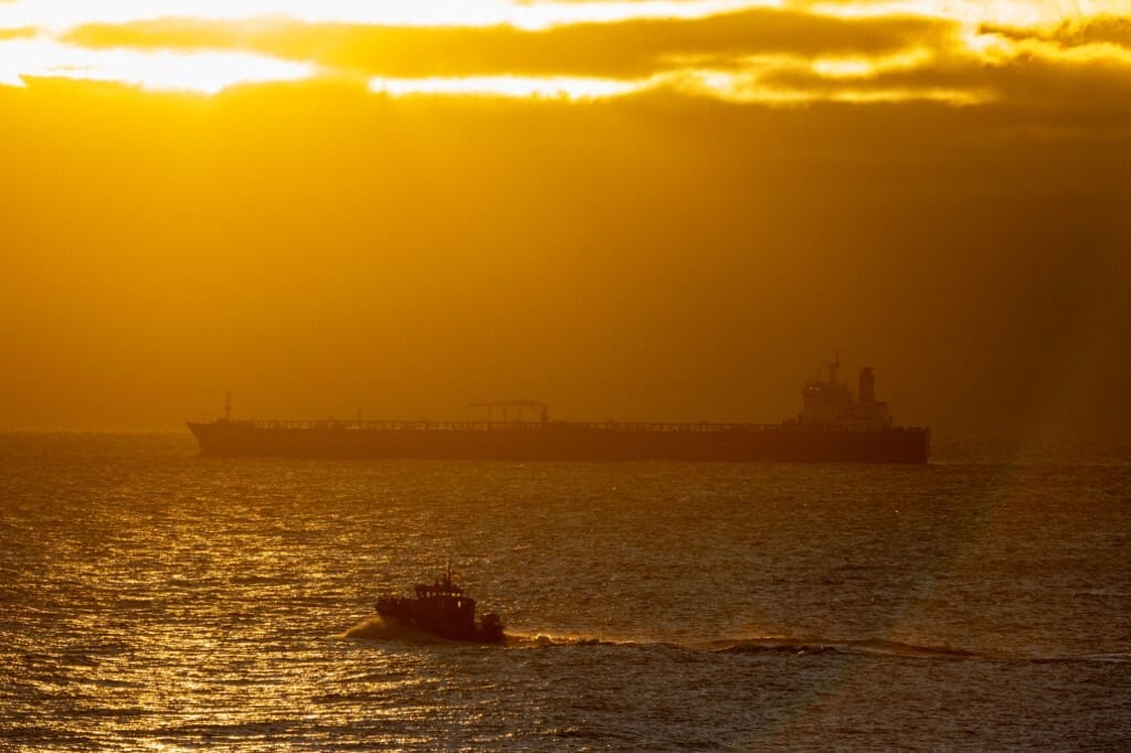Orosz árnyéktanker rekedt a Balti-tengeren, német kikötőbe vontatták