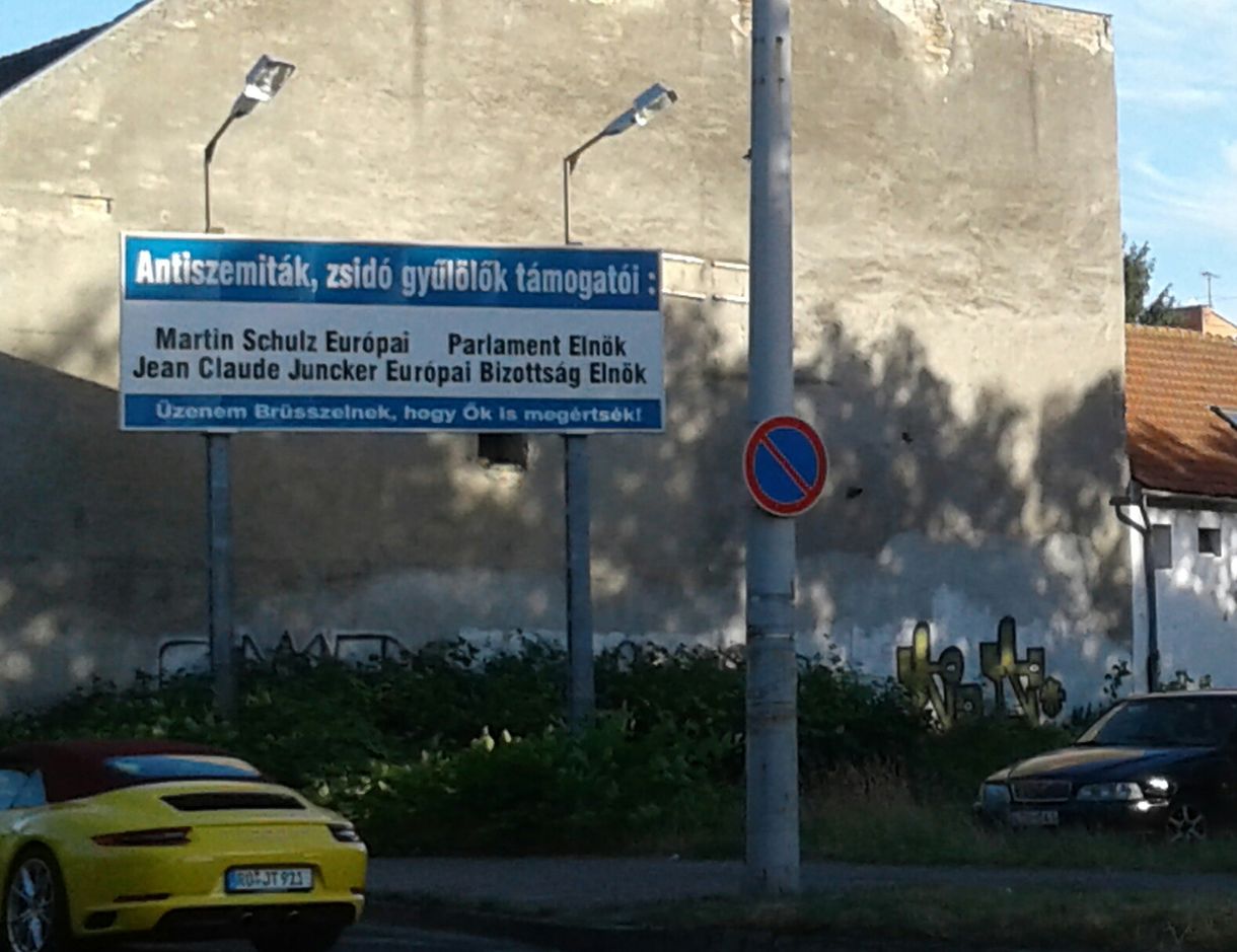 Fotó: Kecskeméten valaki saját kezébe vette a nemzeti konzultációt