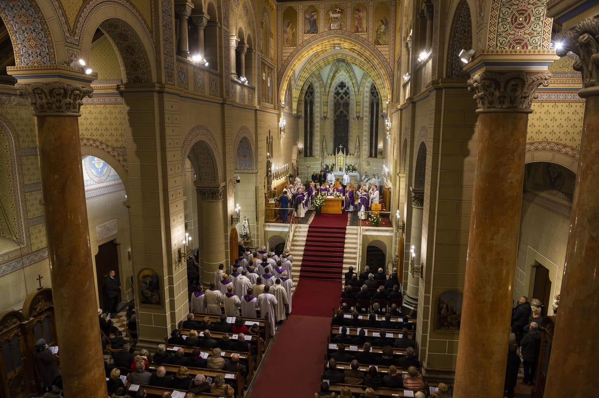 Hiába tiltakoztak még a pápánál is, fehérre festik a veszprémi székesegyház freskóit