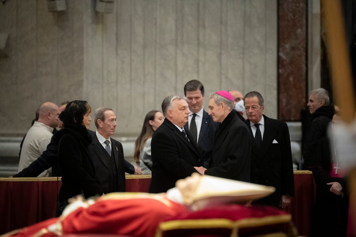 Orbán Viktor Benedek pápa ravatalánál imádkozott