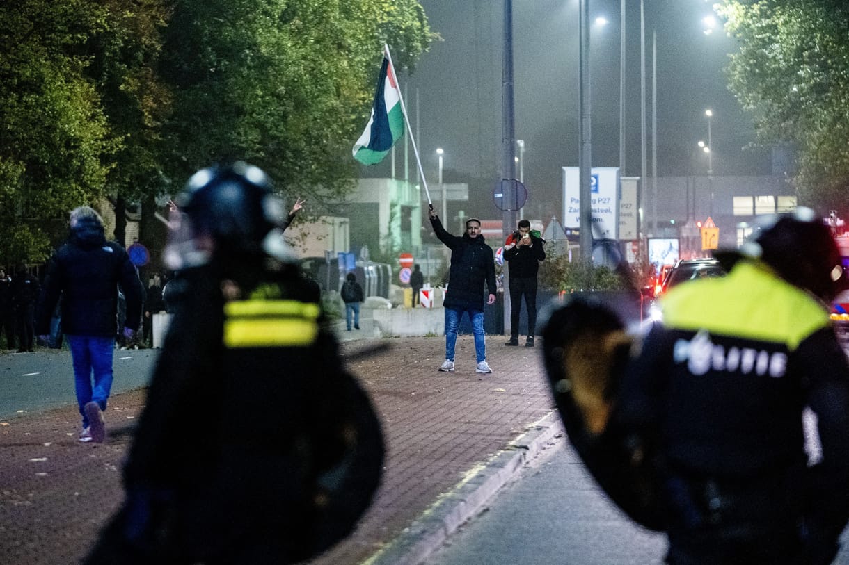 Repülőgépeket küldene Netanjahu az Amszterdamban megtámadott izraeli szurkolókért