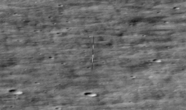Itt van NASA holdszondájának fotója arról, ahogy alatta repked a dél-koreai társa