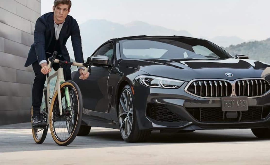 Stílusban passzoló bringát is kínálnak a BMW 8-as kupéhoz