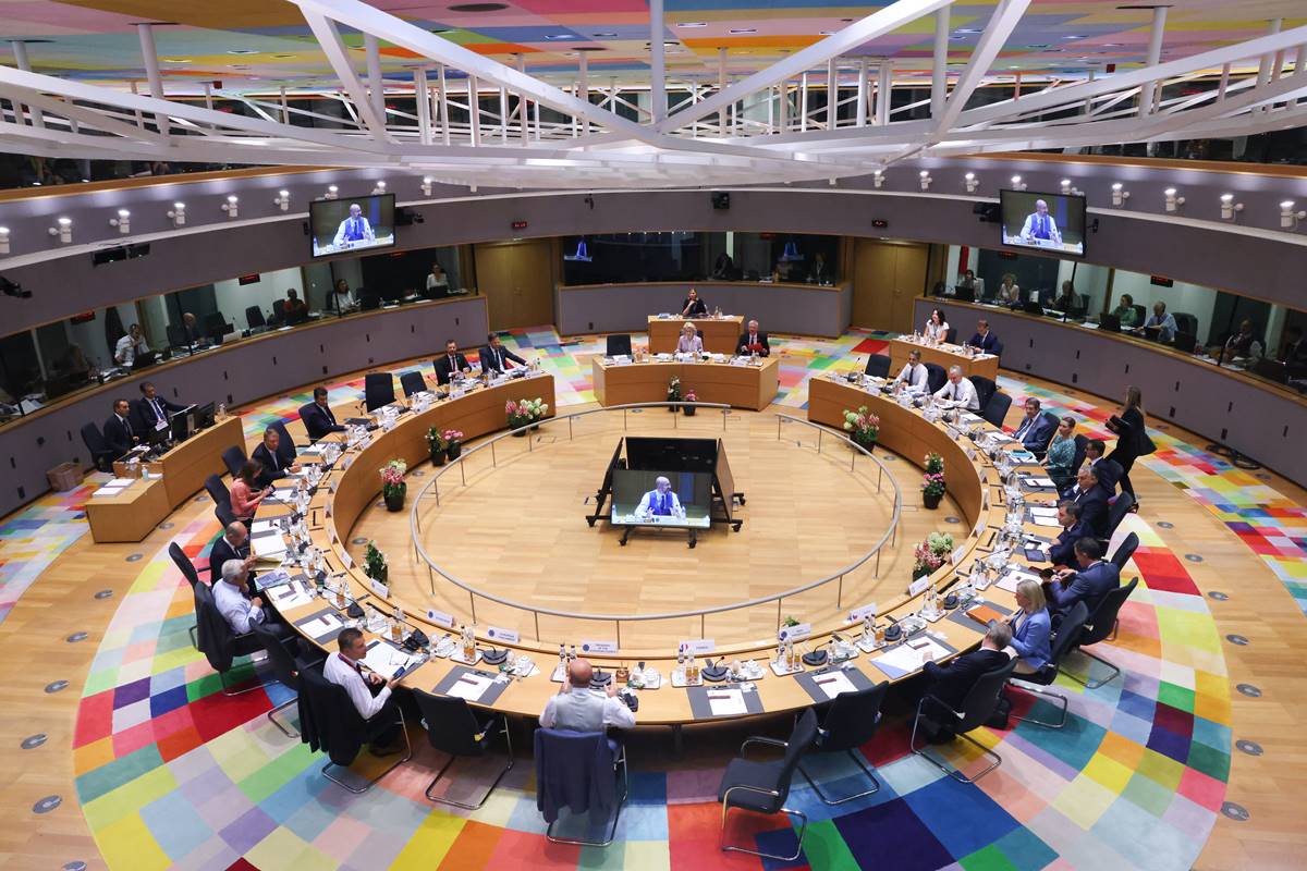 FT-jelentés: Magyarország bizakodó a pénz ügyében, az EU fenntartásait hangoztatja