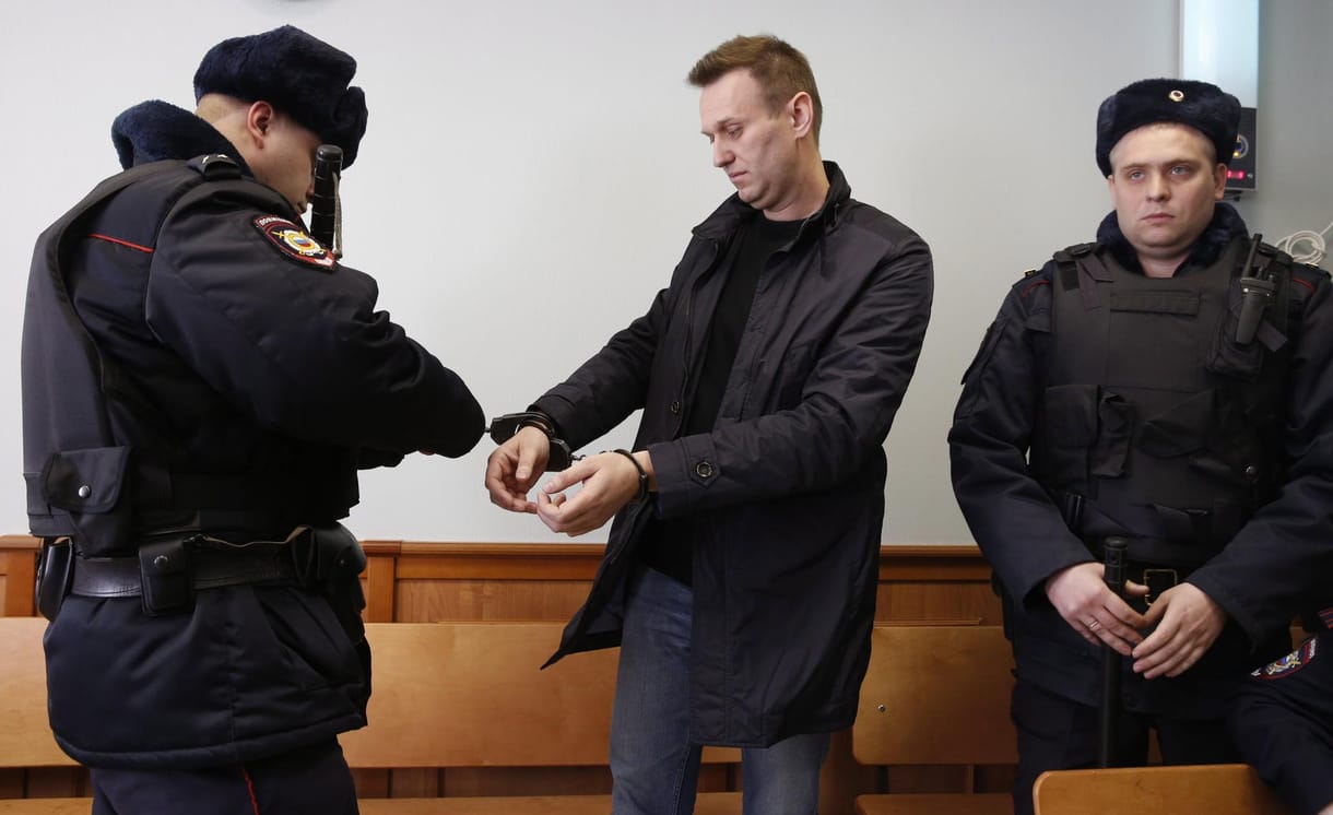 Jönnek a választások, Navalnij ismét rács mögött