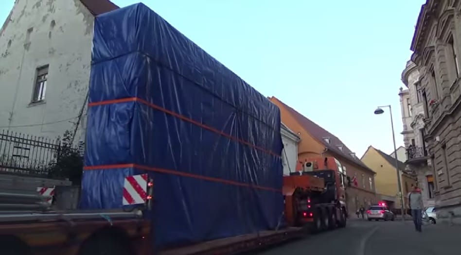 Gigaládákban szállították az óriási Csontvárykat - videó