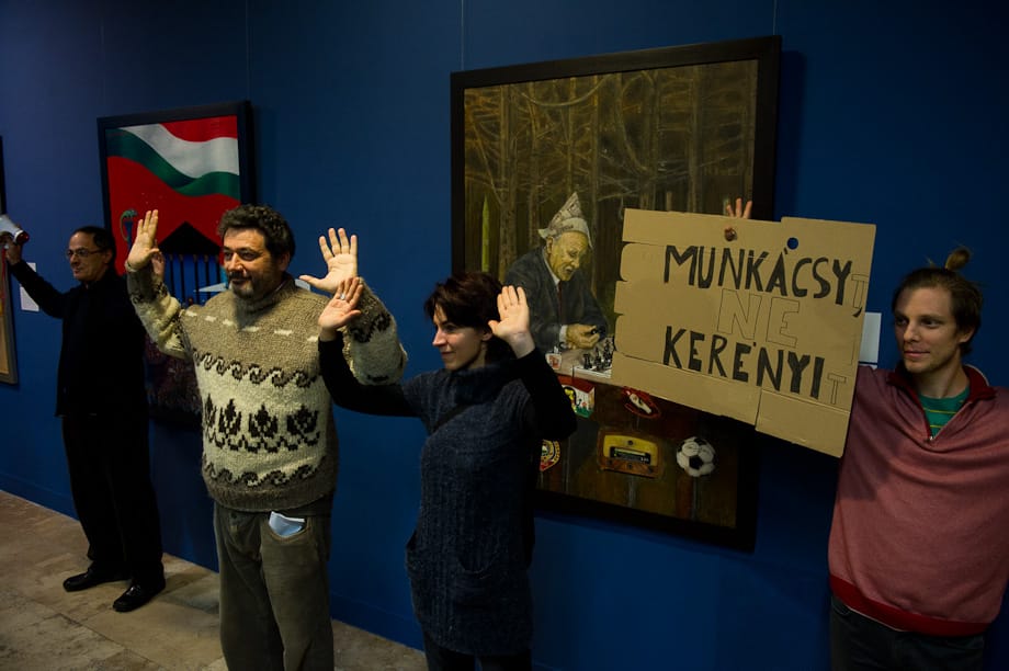 Kerényi kiállítása ellen tüntettek a Magyar Nemzeti Galériánál