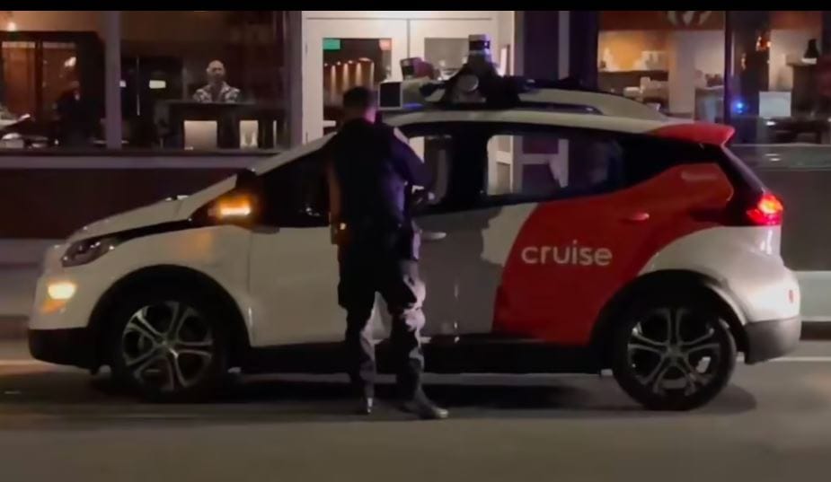 Volt némi tanácstalanság, amikor a rendőr leintette az önvezető autót – videó
