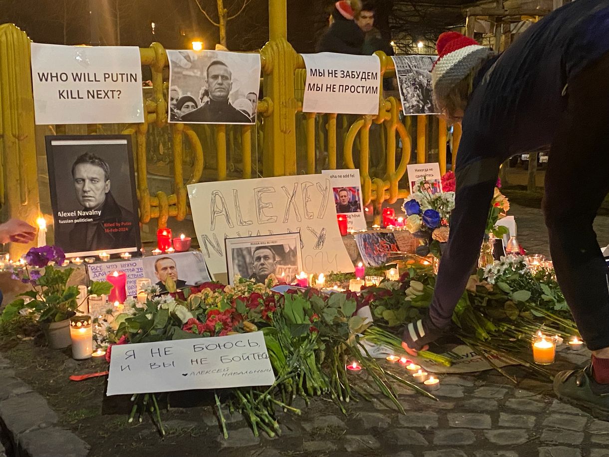 Megemlékezést tartanak Navalnijról az orosz nagykövetség előtt
