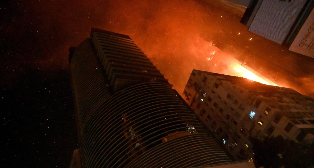 Hatalmas lángokkal ég Hongkongban egy felhőkarcoló + videó