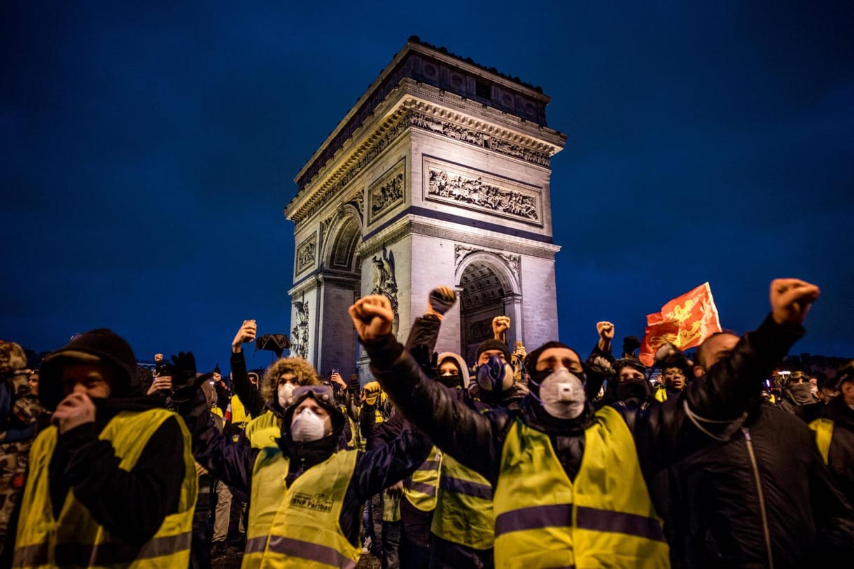 A francia kormányfő bejelentette az üzemanyagadó befagyasztását