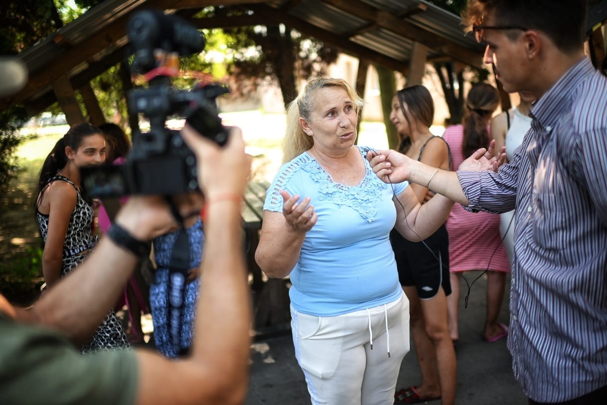 „Nagyon szépen kérem, ne küldjenek haza bennünket” – az utcára rakott kárpátaljai menekültekkel beszélgettünk (videó)