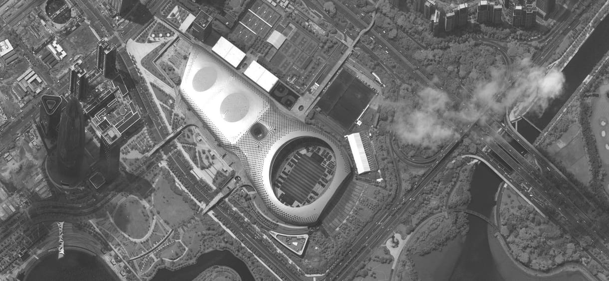 Műholdfelvételek mutatják, ahogy a hongkongi határnál egy stadionban várakoznak a kínai hadi járművek