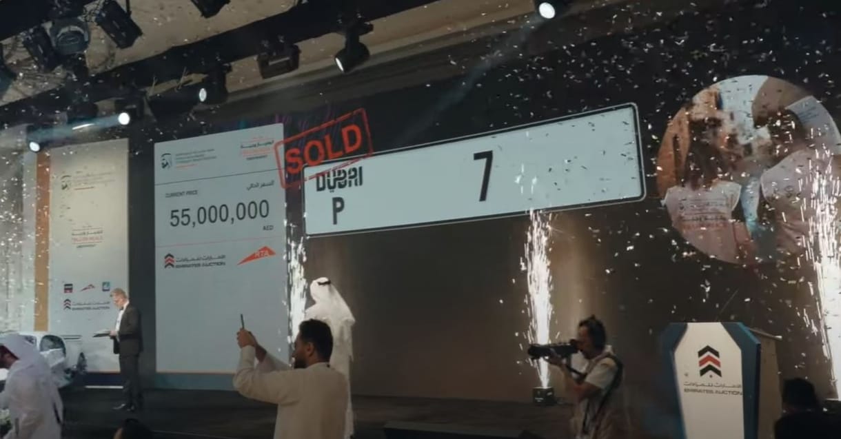 Nem egy Bugattira vagy Ferrarira, hanem egy Teslára került a világ legdrágább rendszáma