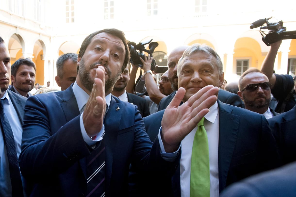 Salvini már úton van Budapestre, a repülőről üzent